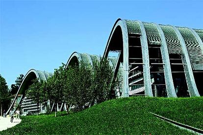 Empatada en la novena posición con Sydney se encuentra Berna, la capital de Suiza, que se convierte en la tercera ciudad helvética en los diez primeros puestos, gracias a obras arquitectónicas como el Zentrum Paul Klee.