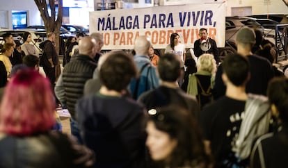 Asamblea organizada por la plataforma Málaga para Vivir, días antes de la manifestación a favor del derecho a la vivienda que se celebrará en la capital malagueña el 9 de noviembre.