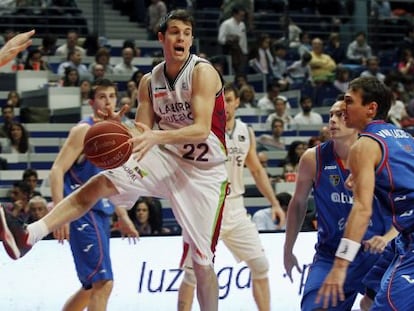 Heurtel, en el centro, rodeado de jugadores del Estudiantes.