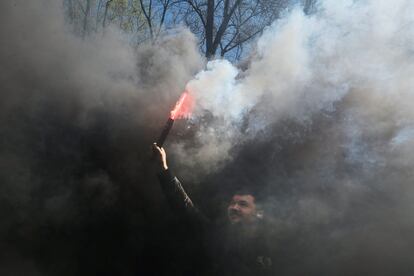 Un activista ucraniano enciende una bengala durante una protesta frente a la sede del Consejo de Ministros en Kiev (Ucrania) contra la subida del precio del combustible.