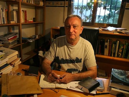 El escritor Rafael Chirbes en su estudio de Beniarbeig (Alicante).