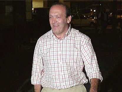 El concejal de Camas Antonio Enrique Fraile, a su llegada anoche al Juzgado de Guardia de Sevilla.