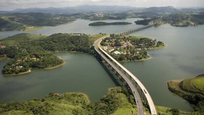 Vista aérea de una carretera que cruza el embalse de Atibaina, que forma parte del mayor sistema de suministro público de agua de América Latina, que proporciona el 50% del agua potable de São Paulo.