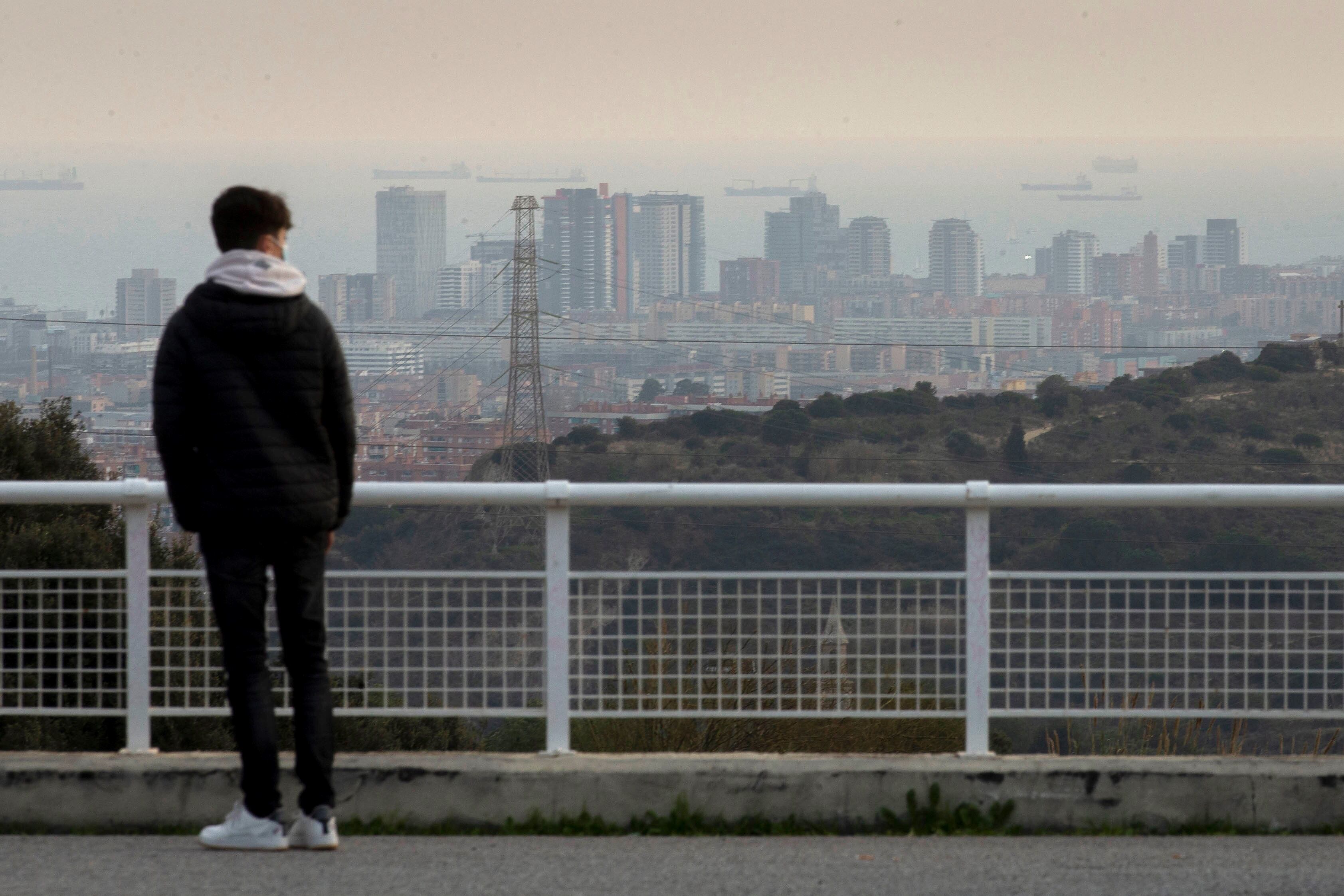 Una joven observa el paisaje de Barcelona, en 2001.