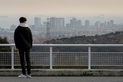 Una joven observa el paisaje de Barcelona, en 2001.