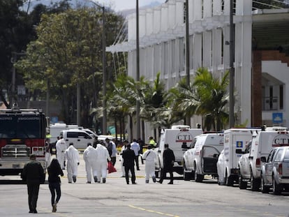 Imagen de 2019. Los servicios de emergencia acuden a la Escuela de Policía General Santander tras la explosión para auxiliar a los heridos del atentado.