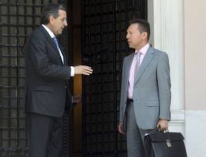 El primer ministro griego, Andonis Samarás (i), junto a su ministro de Finanzas, Yannis Sturnaras. EFE/Archivo