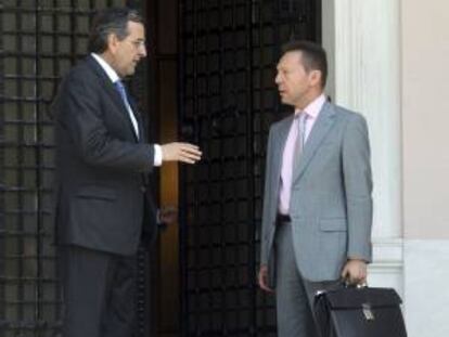 El primer ministro griego, Andonis Samarás (i), junto a su ministro de Finanzas, Yannis Sturnaras. EFE/Archivo