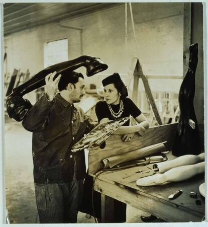 Dalí y Gala trabajan en Sueño de venus (1939).