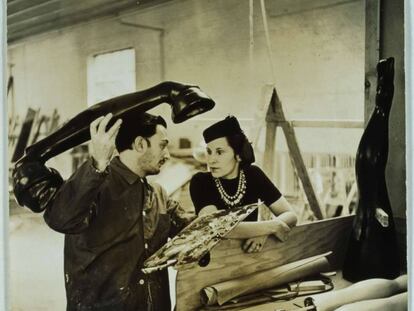 Dalí y Gala trabajan en Sueño de venus (1939).
 