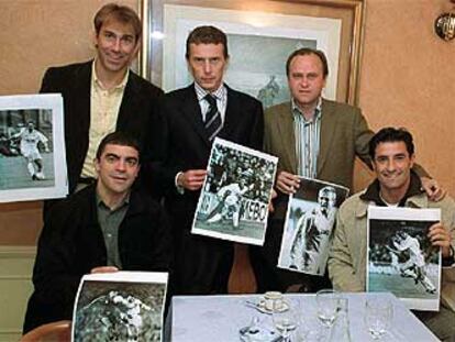 Martín Vázquez, Butragueño, Pardeza, Sanchis y Michel, cada uno con una foto de su carrera futbolística, el pasado viernes en Madrid.