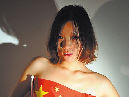 <b>Provocativa y demonizada, la generación china de los noventa no tiene tapujos y coquetea con el extremo. Hu Yuan, una estudiante universitaria de Pekín, posa con un símbolo que nunca antes se habría utilizado así. </b>
