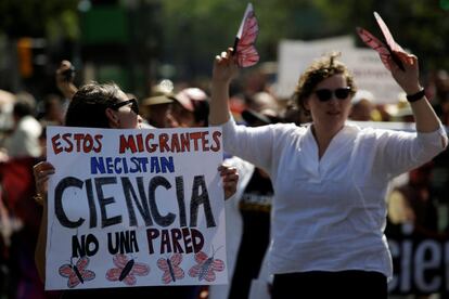 Uno de los países más perjudicados por las nuevas políticas de Donald Trump es México. Durante la Marcha a favor de la Ciencia en Ciudad de México se pudieron leer lemas como el de la imagen: 'Estos migrantes necesitan ciencia, no una pared', en alusión al muro de este a oeste que el magnate republicano pretende construir en la frontera con su país vecino.