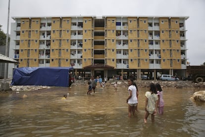 Los residentes que fueron desalojados debido a la normalización de los cursos del agua fueron trasladados a estos apartamentos baratos.