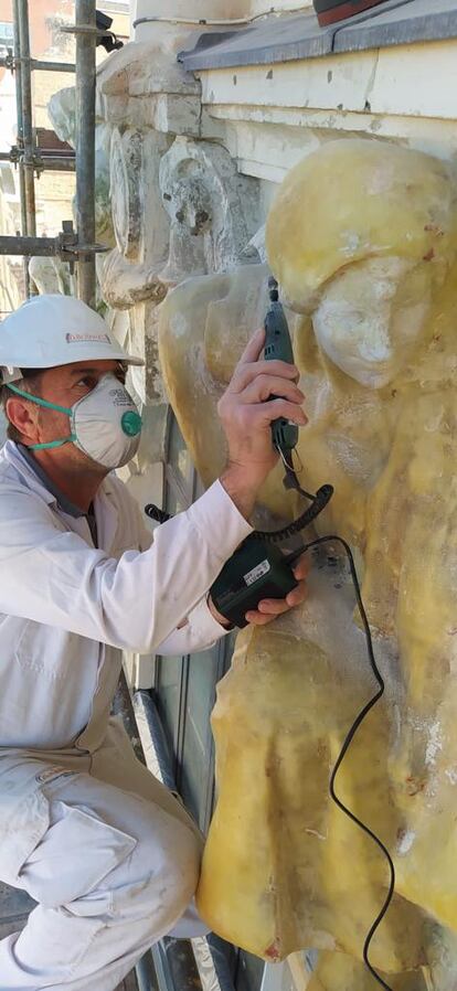 Trabajos de restauración del altorrelieve.