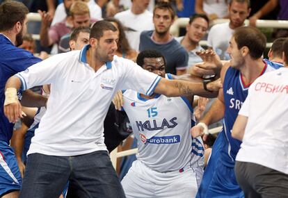 El griego Sofoklis Schortsanitis, en el centro, trata de de golpear al serbio Nenad Krstici, mientras el griego Yannis Bouroussis, con chandal, intenta separarlos.