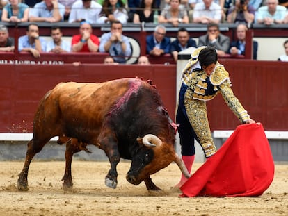 Colombo, en un buen natural al toro 'Huracán'.