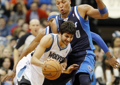 Ricky choca contra Shawn Marion.