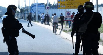 La polic&iacute;a francesa, en enfrentamientos con los migrantes de Calais. 