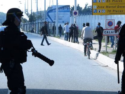 La polic&iacute;a francesa, en enfrentamientos con los migrantes de Calais. 