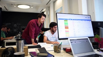 Íñigo Juantegui (izquierda), fundador de Ontruck, en su sede de Madrid. 