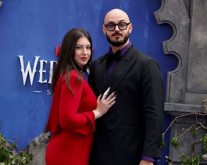 Victor Dorobantu con su prometida, Miruna MayRa, en el estreno de la segunda temporada de 'Miércoles', el 30 de julio de 2025 en Londres.