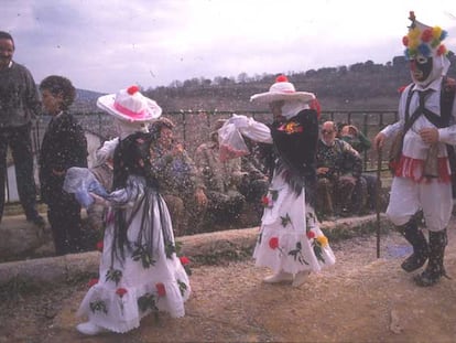 Las mascaritas de Almiruete bailan el sábado de carnaval ante la mirada de un botarga.