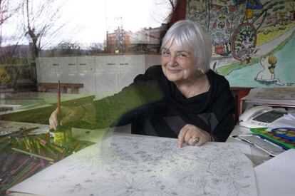 La il·lustradora Pilarín Bayés, amb el plomí a la mà, al seu estudi de Vic.