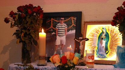 Un retrato de Guadalupe Olivas, en un altar.