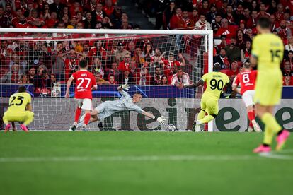 Lukaku marca de penalti el segundo gol del Inter ante el Benfica en el partido de cuartos de final de la Champions League, este martes.