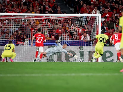 Lukaku marca de penalti el segundo gol del Inter ante el Benfica en el partido de cuartos de final de la Champions League, este martes.