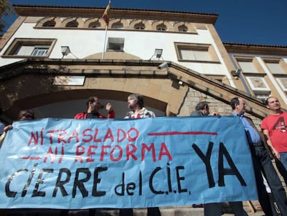 Un grupo de personas pide el cierre del CIE de Algeciras el pasado. 