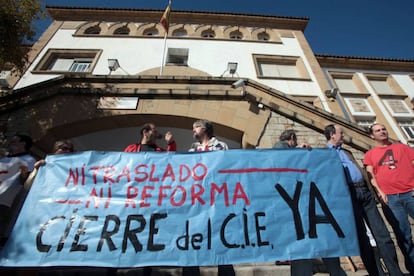 Un grupo de personas pide el cierre del CIE de Algeciras el pasado. 