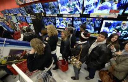 Clientes compran electrodomésticos en la tienda Target el pasdo 28 de noviembre de 2013, en Atlanta (Georgia, EE.UU.). EFE/Archivo