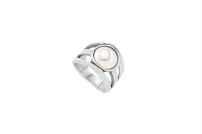 Anillo Lucky Strike bañado en plata con cristal perlado de Uno de 5O (69 €).