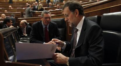 Rajoy, junto a Ruiz Gallardón, el pasado diciembre en el Congreso.