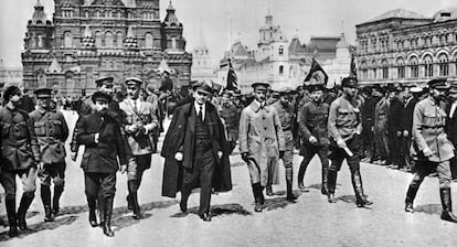 Lenin, en el centro, en un desfile en la plaza roja de Moscú el 25 de mayo de 1919.