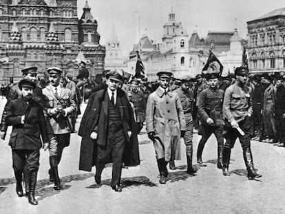 Lenin, en el centro, en un desfile en la plaza roja de Moscú el 25 de mayo de 1919.
