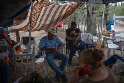 Familiares de Mario Alberto Cabriales esperando noticias sobre el rescate, el martes pasado.