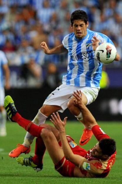 Isco, del Málaga, recibe una entrada de Botia, del Sportin, en la última jornada de Liga.