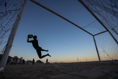 Jogo de futebol na praia de Copacabana no Rio de Janeiro, Brasil. 12 de maio de 2014.