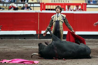 Roca Rey tras matar a su primer toro, al que le cortó una oreja.