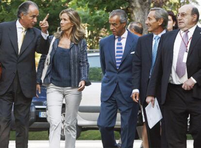 La ministra Cristina Garmendia, en Santander, junto al presidente de AETIC, Jesús Banegas, a su derecha. A su izquierda, Francisco de Bergia y Julio Linares, directivos de Telefónica, y el rector de la UIMP, Salvador Ordóñez.