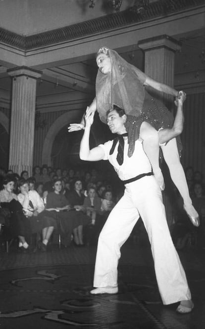 Errol Flynn actuando en la sala magna del club.