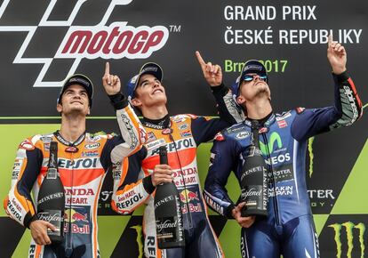 Dani Pedrosa, Marc Márquez y Maverick Viñales señalan al cielo como homenaje a Ángel Nieto, en el podio de Brno, el 6 de agosto.