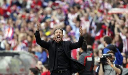 Simeone pide el apoyo de la grada.