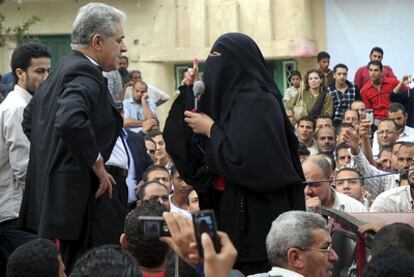 Una mujer conversa con un político que había retirado su candidatura en protesta por las irregularidades en Kfar el Sheij.