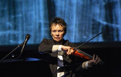 La artista Laurie Anderson, durante la 'performance' en el Museo Reina Sofía.