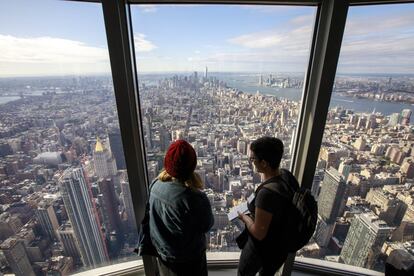 La panorámica de Manhattan a vista de pájaro es un recuerdo imborrable para cualquiera que visite Nueva York. El <a href="https://www.esbnyc.com/" target="_blank">Empire State</a> es, desde su inauguración en 1931, uno de los miradores más privilegiados para asomarse a la hipnótica visión de la Gran Manzana. Si ya eran espectaculares las vistas desde la terraza de su piso 86º, la apertura el pasado octubre de un nuevo observatorio en su planta 102ª ofrece una perspectiva de 360 grados de las moles de cemento y cristal, Central Park y del East River y el río Hudson. Un mirador circular que convierte al icónico rascacielos art déco en el mejor lugar para capturar de golpe el espíritu inconformista de la ciudad que nunca duerme. Si se pagan 20 dólares más (elevando el precio de la entrada a un mínimo de 58 dólares), un elevador acristalado conecta ambos miradores en una ascensión vertiginosa. Al llegar a 381 metros sobre el suelo, unos enormes ventanales del suelo al techo —de dos metros y medio de alto— abrazan todo el edificio, brindando un espectáculo apabullante, se mire donde se mire y sea de día o de noche. El Empire State recibe la visita de cuatro millones de personas al año y, para los propios estadounidenses, sigue siendo uno de sus edificios más emblemáticos. Quizá porque también era el preferido de King Kong y Spiderman. Los dos miradores abren todo el año de 8.00 a 2.00, y para evitar colas es preferible comprar las entradas por Internet, o bien llegar pronto o muy tarde.