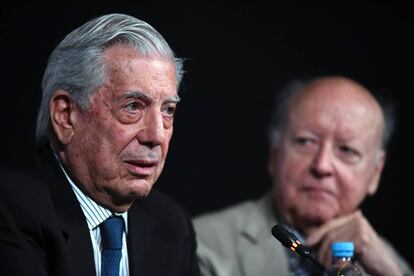 El escritor Mario Vargas Llosa diserta en la Feria del Libro de Buenos Aires, acompañado por el chileno Jorge Edwards.